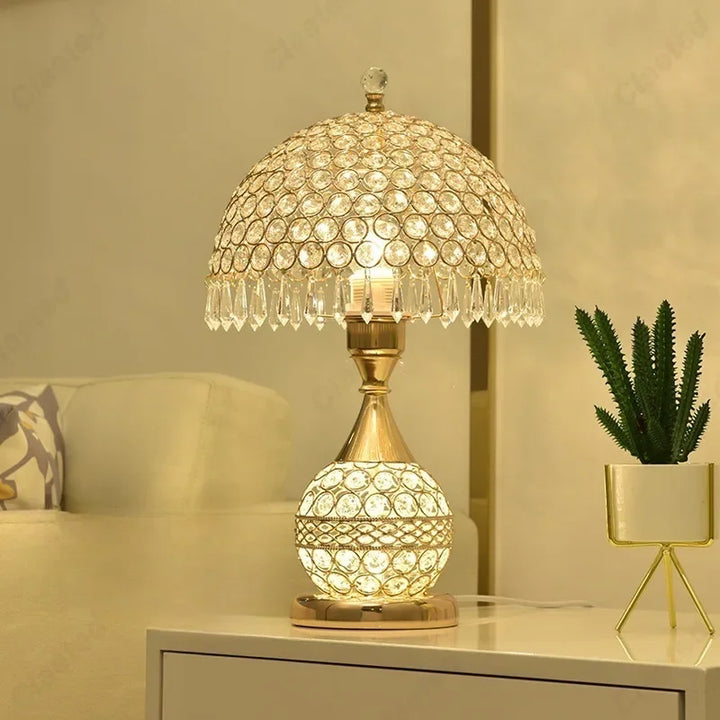 Luxuriöse europäische LED-Tischlampe mit Stoffschirm und Kristallbasis – Warmes romantisches Schlafzimmer-Nachtlicht