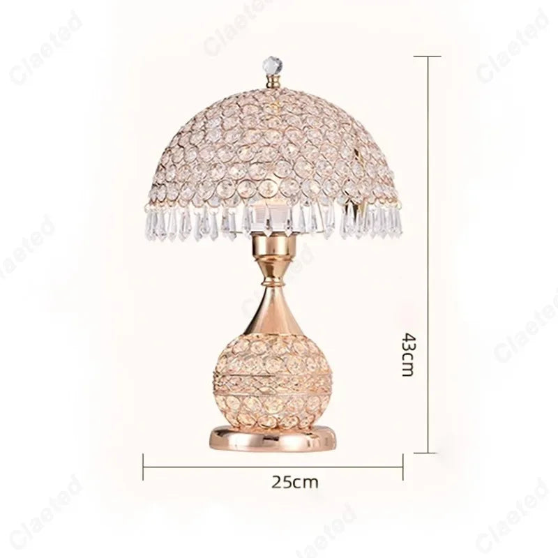Luxuriöse europäische LED-Tischlampe mit Stoffschirm und Kristallbasis – Warmes romantisches Schlafzimmer-Nachtlicht