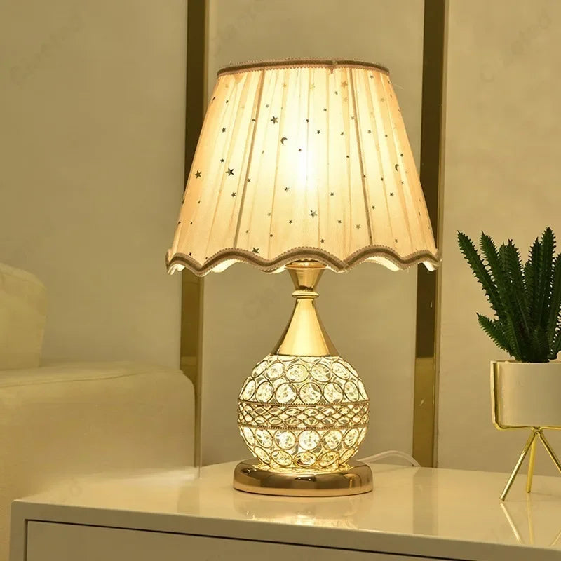 Luxuriöse europäische LED-Tischlampe mit Stoffschirm und Kristallbasis – Warmes romantisches Schlafzimmer-Nachtlicht
