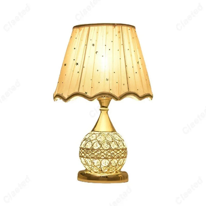 Luxuriöse europäische LED-Tischlampe mit Stoffschirm und Kristallbasis – Warmes romantisches Schlafzimmer-Nachtlicht