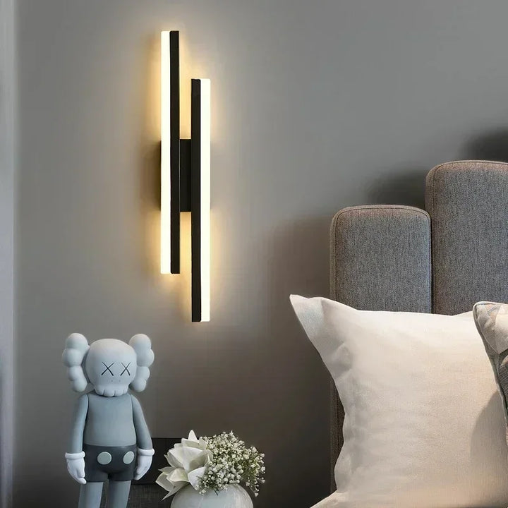 Moderne LED-Wandlampe mit Kupferrohr und Acrylschirm