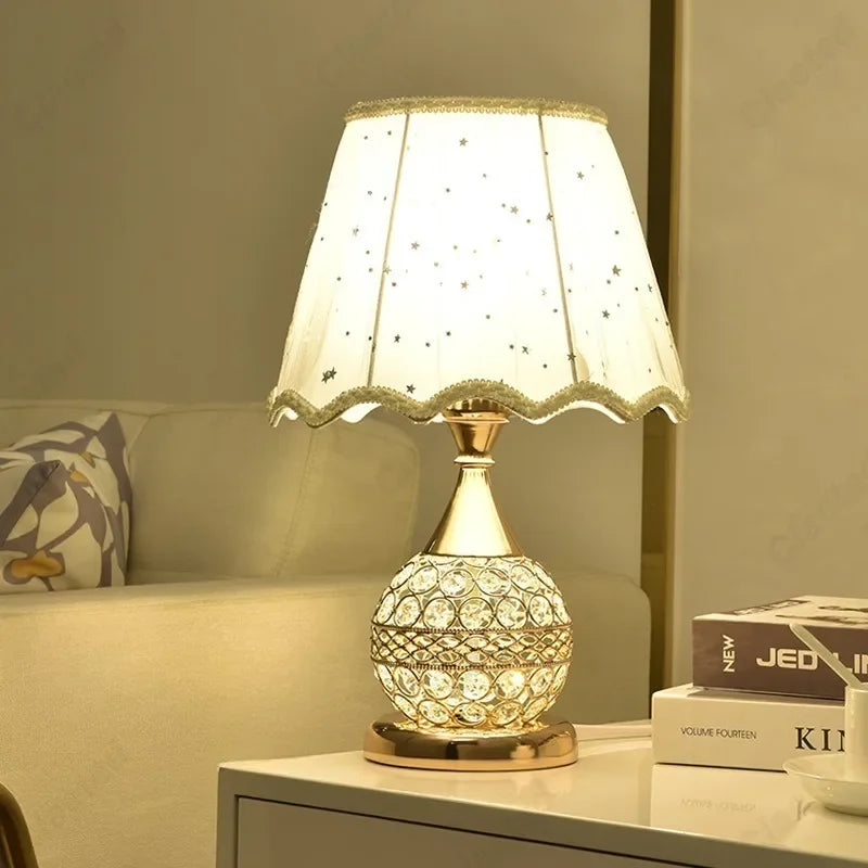Luxuriöse europäische LED-Tischlampe mit Stoffschirm und Kristallbasis – Warmes romantisches Schlafzimmer-Nachtlicht