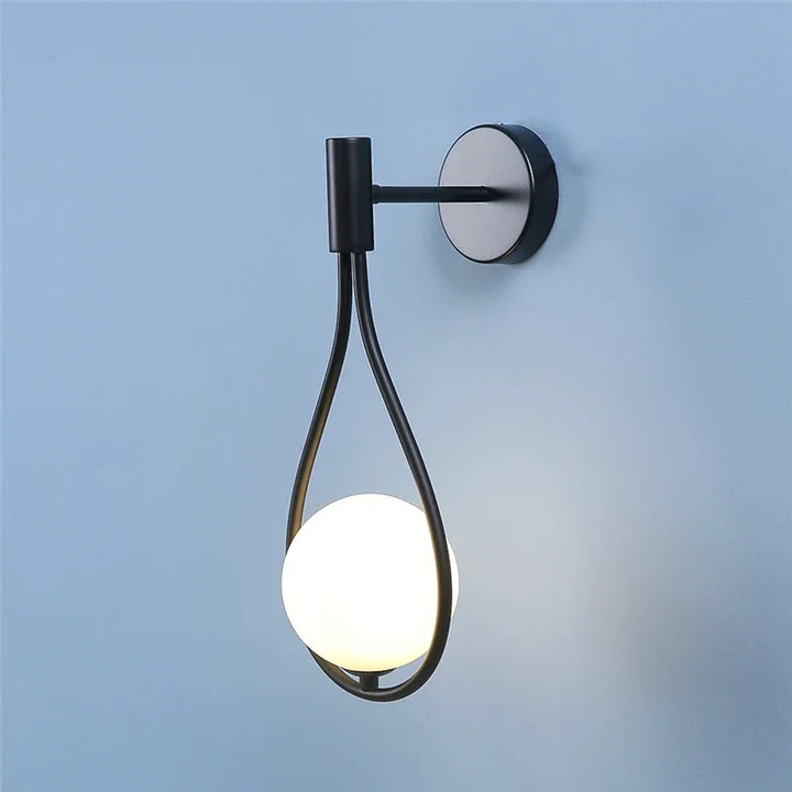 Moderne Metall- und Glaskugel-Wandleuchte – Nordic Style Wandbeleuchtung für Wohnzimmer, Schlafzimmer, Gang, Flur und Treppen – AC-betrieben, LED-Birne enthalten