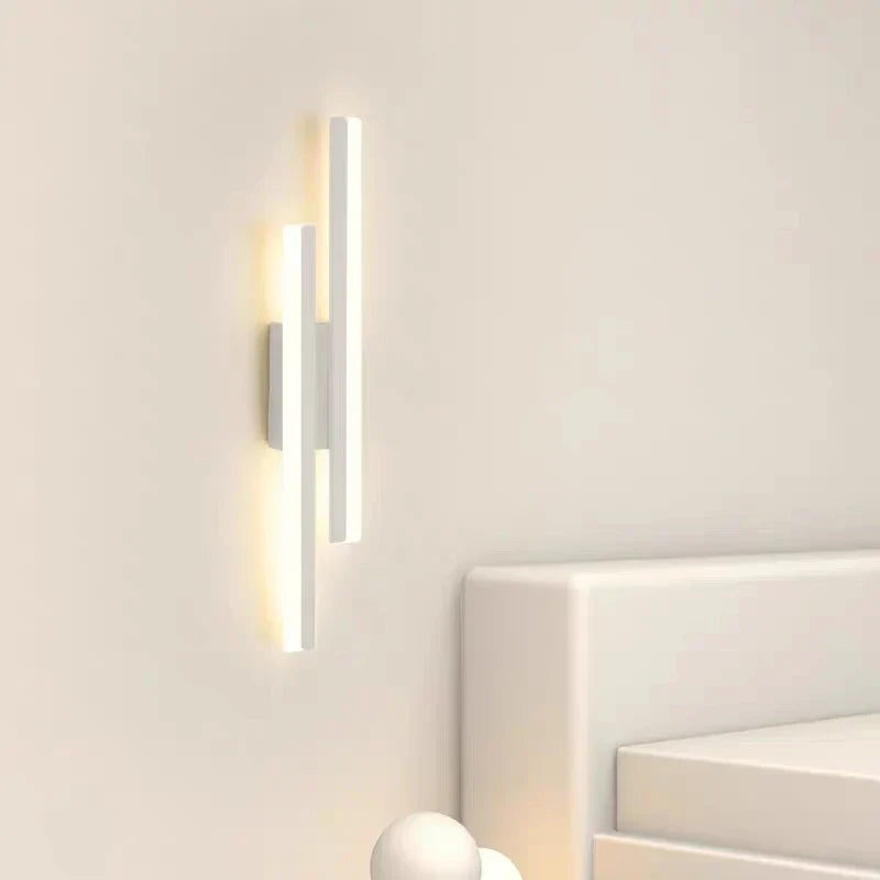 Moderne LED-Wandlampe mit Kupferrohr und Acrylschirm