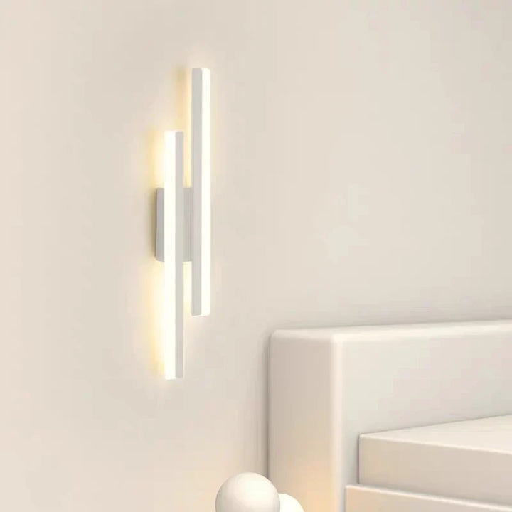 Moderne LED-Wandlampe mit Kupferrohr und Acrylschirm