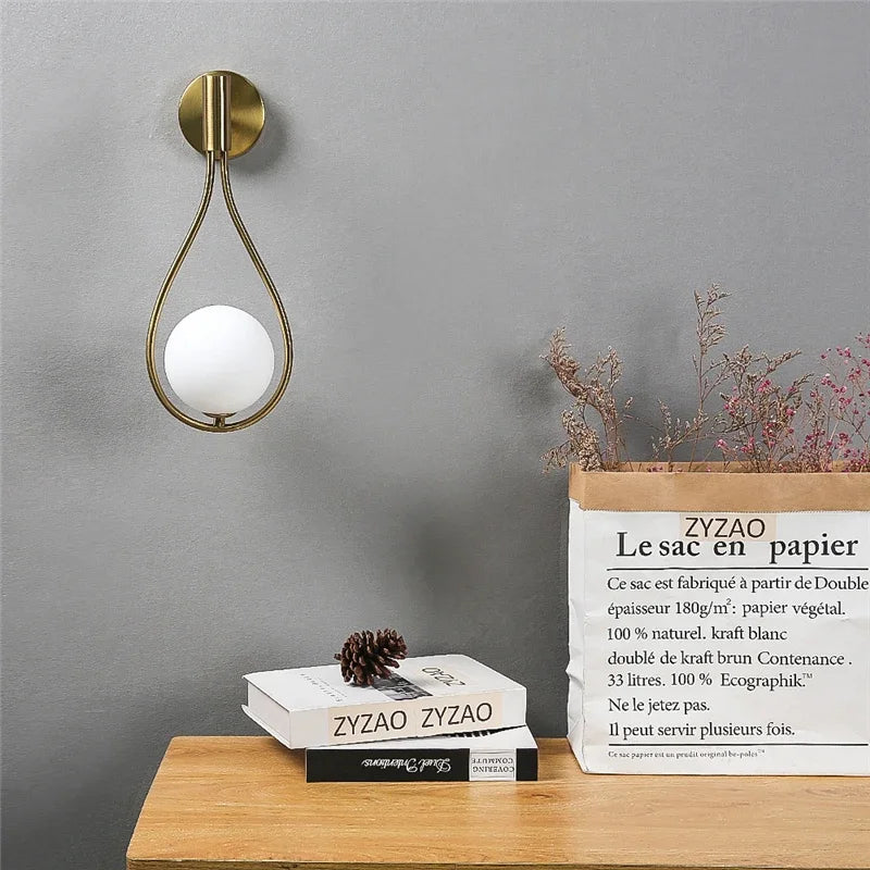 Moderne Metall- und Glaskugel-Wandleuchte – Nordic Style Wandbeleuchtung für Wohnzimmer, Schlafzimmer, Gang, Flur und Treppen – AC-betrieben, LED-Birne enthalten