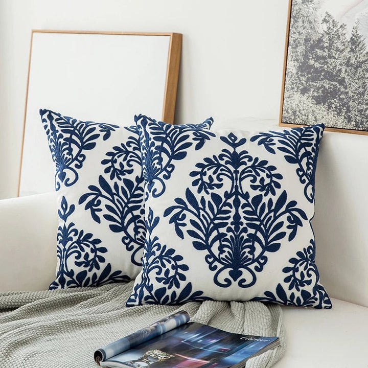Blaue gestickte dekorative Kissen mit Ornamentmuster
