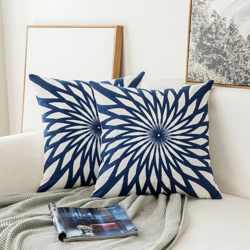 Blaue gestickte dekorative Kissen mit Ornamentmuster