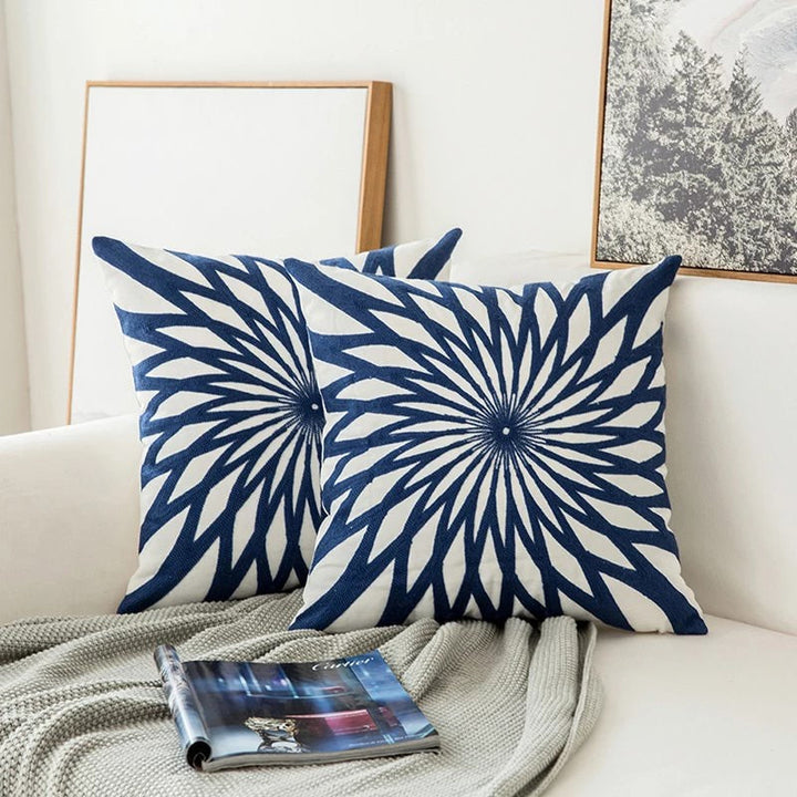 Blaue gestickte dekorative Kissen mit Ornamentmuster