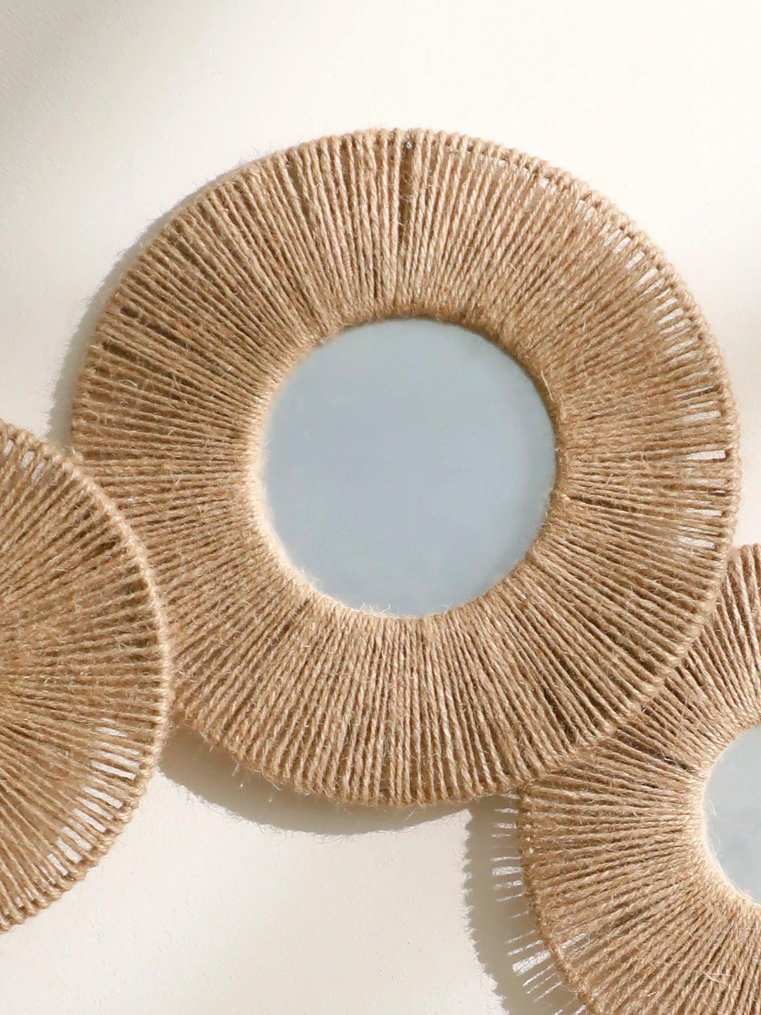 Runder dekorativer Wandspiegel im Boho-Stil