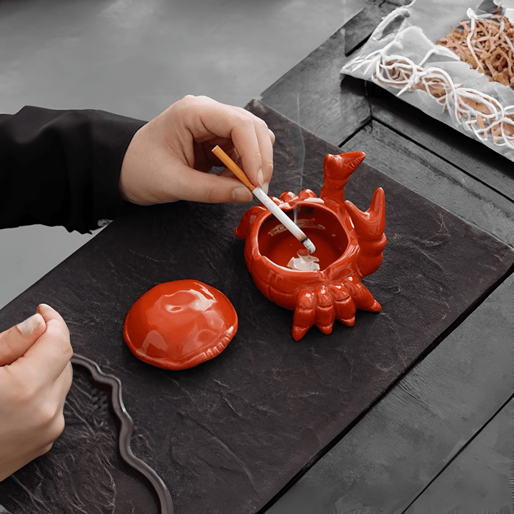 Luxuriöser Aschenbecher im orientalischen Stil mit einzigartigem Krebsdesign