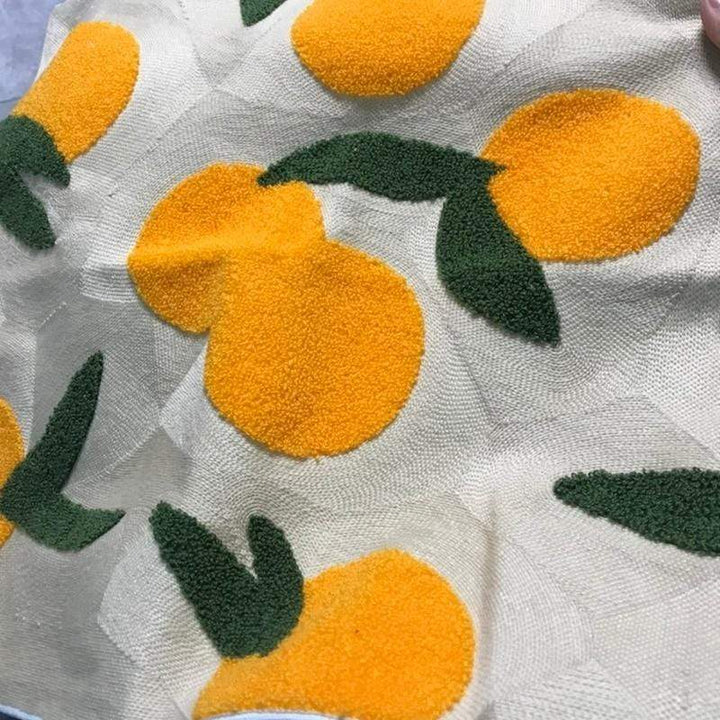 Orange gesticktes Dekokissen