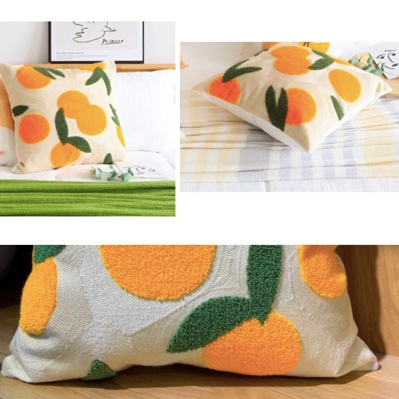 Orange gesticktes Dekokissen